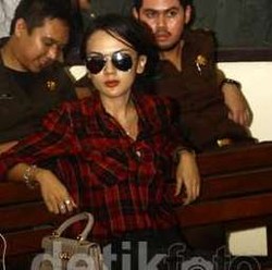 Anggita dan Sikap Nyeleneh Saat Sidang John Weku