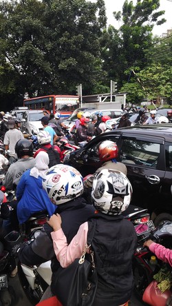 Ruwetnya Lalu Lintas di Perempatan Kala Bandelnya Pemotor Melawan Arus