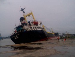 Kapal Pengangkut Semen Padang Nyaris Tenggelam di Belawan