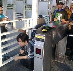 Mesin Tiket Error, Penumpang di Stasiun Kebayoran Harus Jalan Jongkok