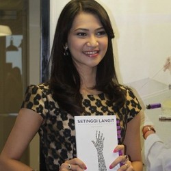 Mengenal Angkie Yudistia, Tunarungu yang Menembus Batas Lewat Tulisan