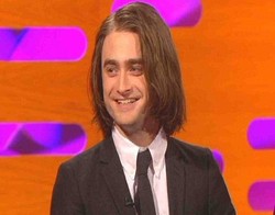 Pakai Hair Extension, Daniel Radcliffe Berambut Bob