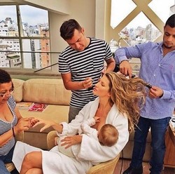 Dirias untuk Pemotretan, Gisele Bundchen Sempatkan Menyusui Anak