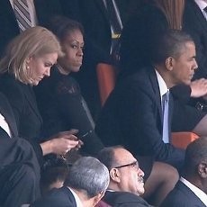 Obama Asyik Foto-foto di Acara Mandela, Michelle Cemberut