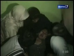 Jerit Histeris Keluarga Menyambut Kedatangan Jenazah Masinis