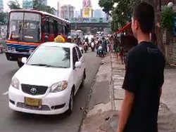 Sopir Trendy Tarnedi, Setia Antar Penumpang Sambil Cas Cis Cus Inggris