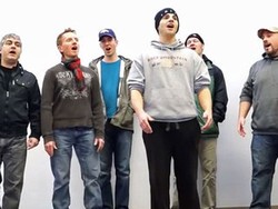 Daripada Kesal Delay, Kelompok Pria Ini Buat Konser