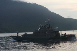 Serunya Naik Kapal Perang TNI AL di Anambas