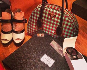 Rihanna Pamer Kado Natal dari Para Desainer Terkenal