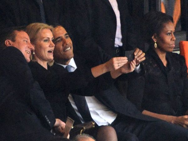 Obama Asyik Foto-foto, Michelle Cemberut