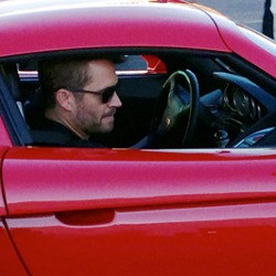 Senyum Terakhir Paul Walker Sebelum Tabrakan dan Meninggal