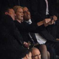 Berfoto Selfie, Obama Dikritik 