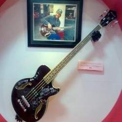 Gitar Bas Metallica Jokowi Tidak Akan Pernah Dilelang, Kenapa?