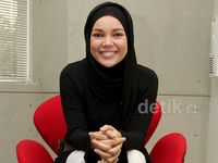 Cantik Berhijab Dewi Sandra