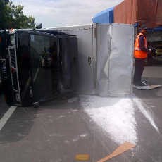 Ban Kiri Meletus, Pickup Box Terbalik di Km 22.800