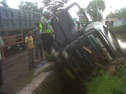 Sopir Ugal-ugalan, Mikrobus Ini Nyungsep ke Parit