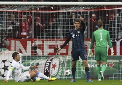 Dalam pertandingan yang berlangsung di Allianz Arena, Rabu (11/12/2013) dinihari WIB, Bayern unggul dua gol pada 12 menit awal laga lewat kaki Thomas Mueller dan Mario Goetze. REUTERS/Michaela Rehle.