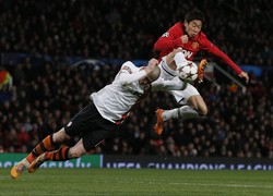 Shinji Kagawa berduel dengan Yaroslav Rakitskiy. REUTERS/Phil Noble.