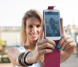 Ini Alasan Psikologis Wanita Suka Foto Selfie