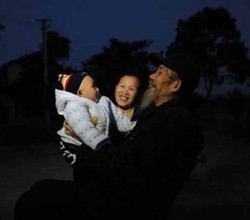 Cinta Itu Buta, Wanita 27 Tahun Ini Menikahi Kakek-kakek