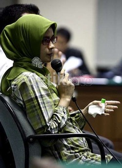  Beri Keterangan Beda, Sekretaris Wa Ode Tersudut di Sidang Haris Suharman