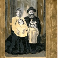 Pencarian Potret Keluarga Yahudi