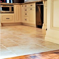 Desain Lantai Kayu Buat Dapur Indah, Marmer Juga Populer