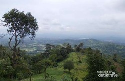 Hiking yang Beda di Gunung Batu Lawang, Banten