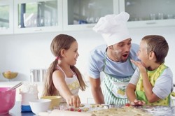 Perhatikan Hal Ini Saat Mengajak Anak Memasak di Dapur