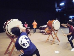 Dum! Dum! Dum! Semangatnya Pemuda Jepang Bermain Perkusi