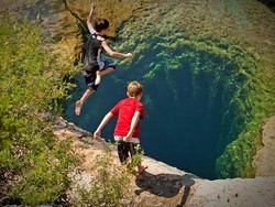 Hati-hati! Lubang Kematian Berupa Kolam Cantik di AS