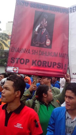 Momen Hari Anti Korupsi dan HAM, Mahasiswa Tuntut Parpol Korup Dibubarkan
