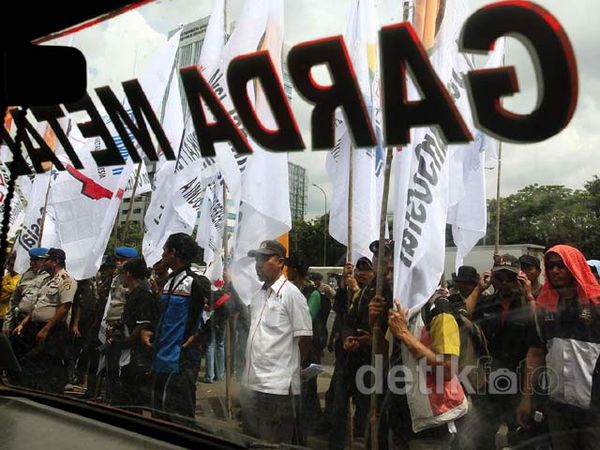 Buruh Demo Gedung DPR