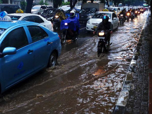 Jalan Sudirman Tergenang
