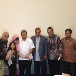 Deddy Mizwar & Aher Puas Nobar 99 Cahaya di Langit Eropa