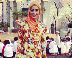 Hijab Style: Penampilan Nuri Maulida dengan Maxi Dress Berwarna Terang