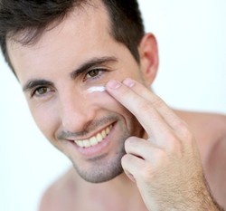 Pria Usia 30-an Paling Banyak Habiskan Uang untuk Beli Produk Kecantikan