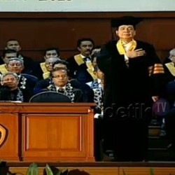 Menangis, CT Berikan Sang Ibu Karangan Bunga di Acara Doktor Honoris Causa