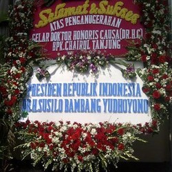 Puluhan Karangan Bunga Hiasi Acara Anugerah Doktor Honoris Causa Chairul Tanjung