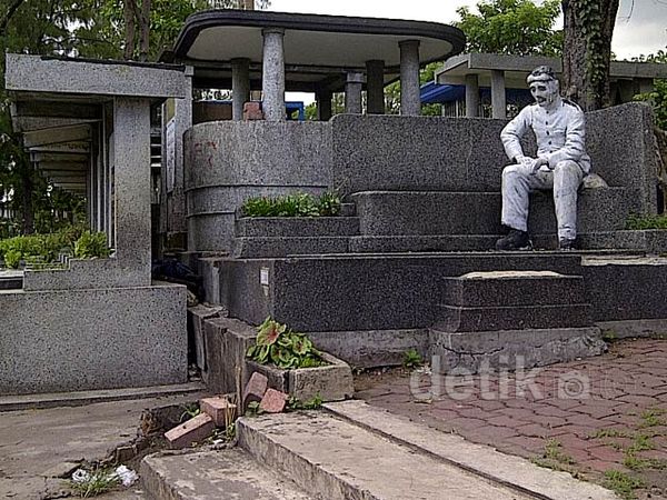 Menengok Makam Penerbang Belanda di Surabaya Menengok Makam Penerbang Belanda di Surabaya