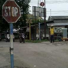 Perlintasan Kereta Tak Berpalang Pintu Dijaga 7 Orang Tanpa Digaji