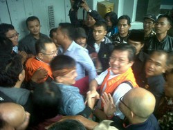 Tiba di Sukamiskin, Dada Rosada dan Edi Siswadi Disambut Puluhan Kerabat