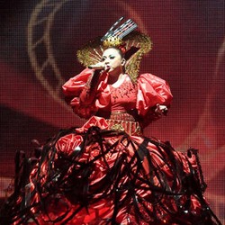 Gaun Bak Ratu Melly Goeslaw