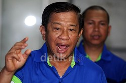 Agum memberikan keterangan pers terkait Piala Agum Gumelar 2013 di Jakarta, Kamis (12/12/2013).