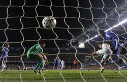 Di Stamford Bridge, Kamis (12/12/2013) dinihari WIB, Chelsea memetik tiga angka berkat gol tunggal atas nama Demba Ba di menit-menit awal pertandingan. REUTERS/Stefan Wermuth.