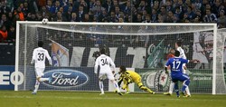 Dalam partai lain di Veltins Arena, Schalke menang berkat gol Julian Draxler dan Joel Matip. REUTERS/Wolfgang Rattay.