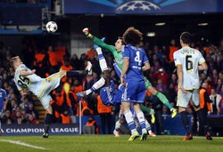 Dengan hasil tersebut maka Chelsea, yang sebelumnya sudah memastikan tiket lolos, memuncaki klasemen akhir dengan 12 poin dan maju sebagai juara grup. REUTERS/Stefan Wermuth.