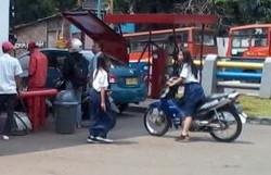 Cewek SMP ini Cuek Bawa Motor di Pasar Minggu, Sudah Punya SIM?