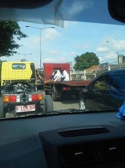  Bahaya! Para ABG Cewek Berseragam Ini Naik Truk Terbuka di Jalanan
