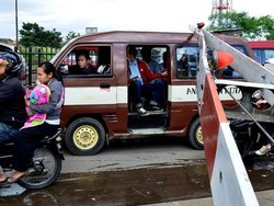  Kisah Jalur Tikus di Perlintasan Kereta Api Permata Hijau 